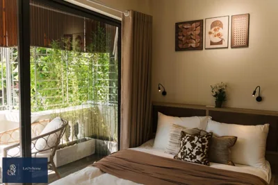 Habitación doble con balcón — Spacious APT In Center featuring several distinct BRs - Bedroom w TWIN-Superking beds -Share living room, kitchen & gym