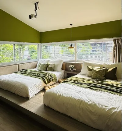 Habitación cuádruple Superior — Spacious APT In Center featuring several distinct BRs - Bedroom w TWIN-Superking beds -Share living room, kitchen & gym